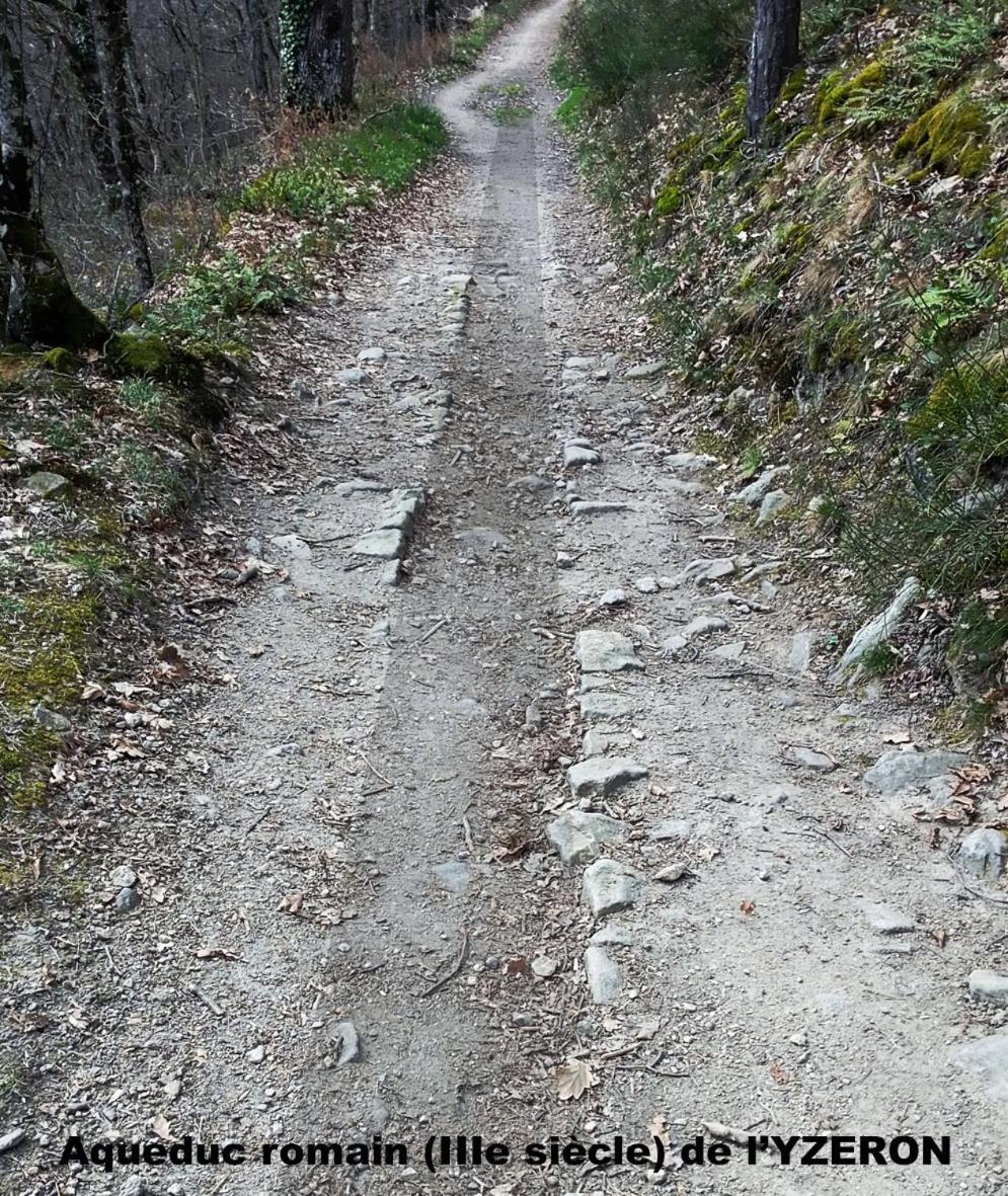 Gites Des Esselards Yzeron Екстериор снимка